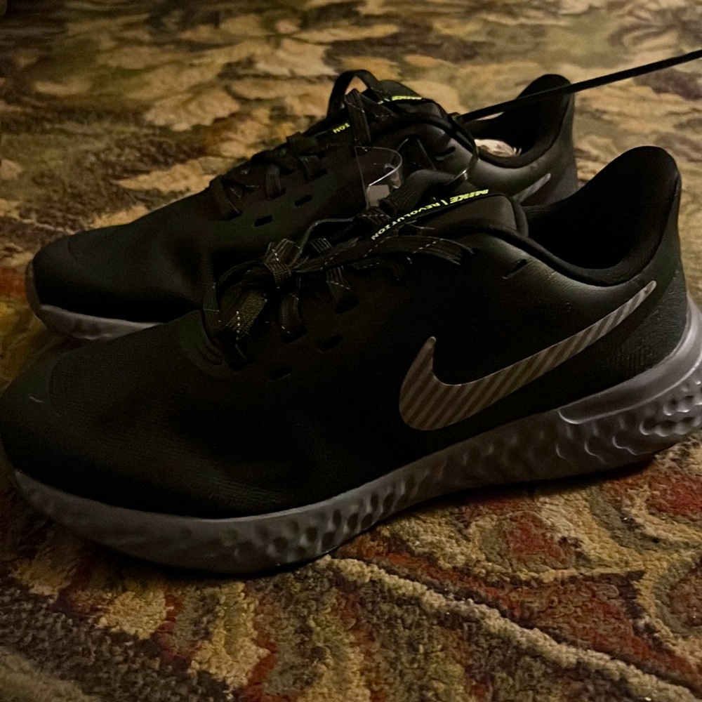 NIKE REVOLUTION SIZE 4Y